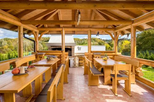 Restaurace v ubytování Luksuzna drvena kuća Babylonica sa bazenom,teniskim terenom i wellnesom
