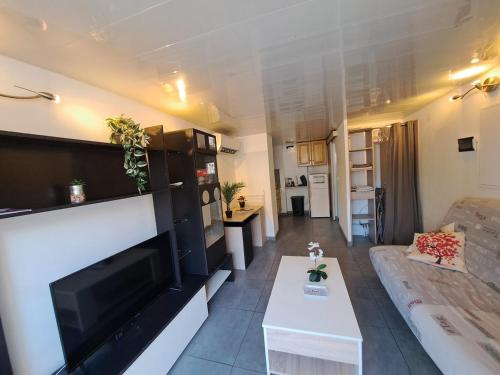 Comfortable studio-from city center and beaches