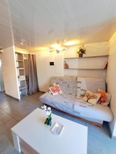 un salon avec un canapé et une table dans l'établissement Comfortable studio-from city center and beaches, à Montpellier