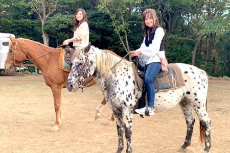 two women are riding on a dalmatian horse at 個室201セミダブル1台駅徒歩6分Atami Hakoneも近いゲストハウス真鶴 in Manazuru