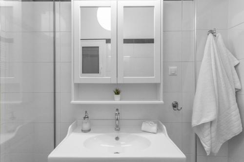 Unique apartment next to Acropolis and metro