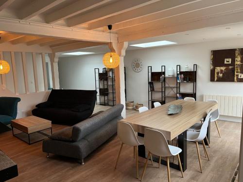 un salon avec une table et un canapé dans l'établissement La Perle Cachée, à Hermanville-sur-Mer