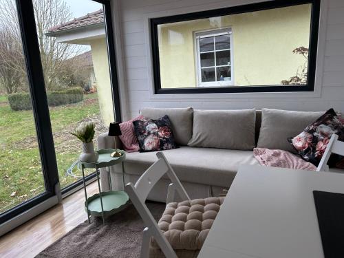 un soggiorno con un divano e una finestra di Tiny House a Langenselbold