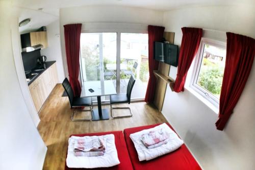 TV a/nebo společenská místnost v ubytování NEAPEL - Studio mit Sandstrand & Seeblick nahe Rhein-Main und Spessart