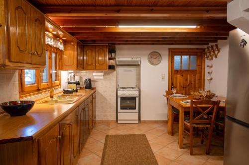 Кухня или мини-кухня в Seaside Summer House, Cozy Yard
