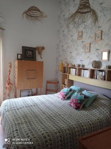 une chambre avec un lit avec une couette dessus dans l'établissement Agréable maison de vacances, à Port-la-Nouvelle