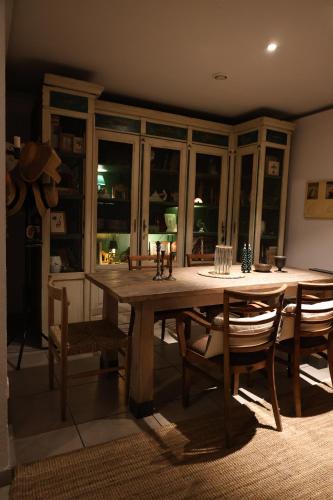 a dining room with a wooden table and chairs at El Cedre Blau Vivienda con piscina en Granollers in Granollers