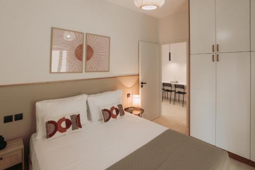 En eller flere senge i et værelse på Cozy Living Apartments Chania close to the beach