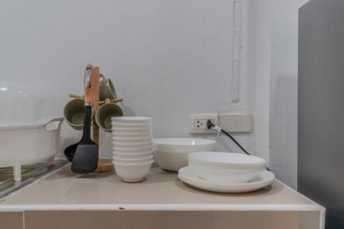 un mostrador con tazones y platos en él en RB01 Chatuchak, Netflix, SpeedNet, Bts,mrt, 10Pax, en Bangkok