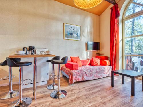 una sala de estar con un sofá y una mesa en Apartment Hameau du golf-2 by Interhome, en Lacanau-Océan