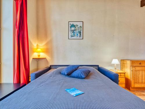 une chambre avec un lit bleu avec des oreillers bleus dans l'établissement Apartment Hameau du golf-2 by Interhome, à Lacanau-Océan