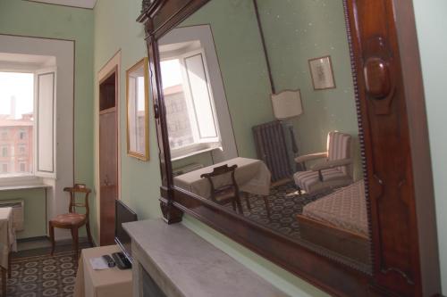 a mirror in a room with a living room at Royal Victoria Hotel in Pisa
