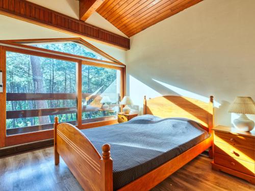 une chambre avec un lit et une grande fenêtre dans l'établissement Holiday Home Le Hameau du Point du Jour by Interhome, à Lacanau