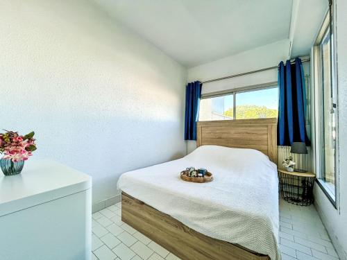 - une chambre avec un lit et un bol dans l'établissement Apartment Le Serpent de Mer-7 by Interhome, au Grau-du-Roi