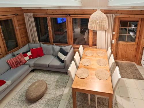 ein Wohnzimmer mit Sofa und Tisch in der Unterkunft Holiday Home Tinttityy by Interhome in Tahkovuori