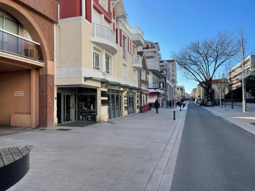 une rue vide dans une ville avec des bâtiments dans l'établissement Studio Résidence de la Plage by Interhome, à Arcachon