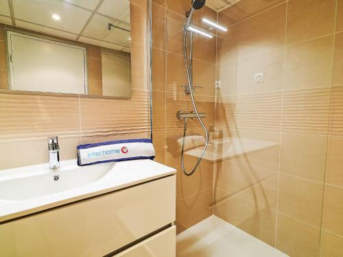 une salle de bain avec douche et lavabo dans l'établissement Apartment Cap Hermes-5 by Interhome, à Fréjus