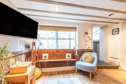 - un salon avec un banc et une fenêtre dans l'établissement Central Two Bed Cottage On Watergate Street by Cheshire Escapes, à Chester