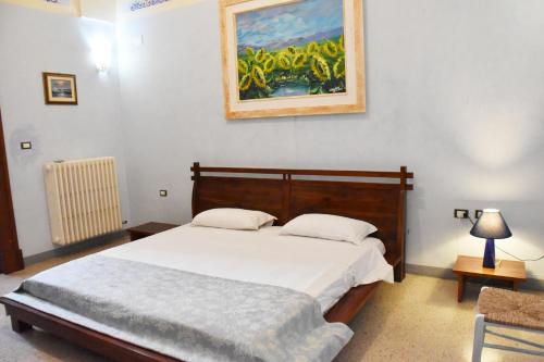 Borgo dei Filitti - B&B artistico - Piscina Solarium & Enotecaにあるベッド
