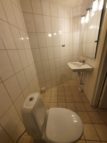 a bathroom with a toilet and a sink at 5 sovrum 10 sängar 13 sovplatser in Oskarshamn