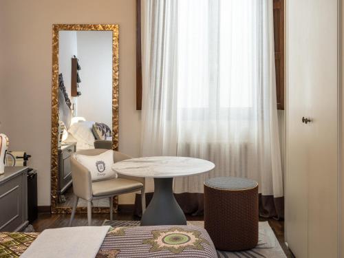 a living room with a table and a mirror at Canto degli Scali in Florence