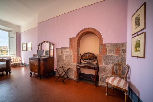 a room with purple walls and a table and a chair at Royal Victoria Hotel in Pisa