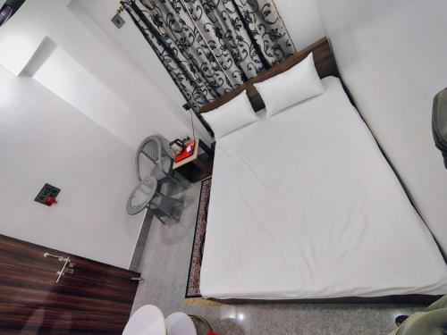 an overhead view of a bed in a room at Magadh Homestay in Patna