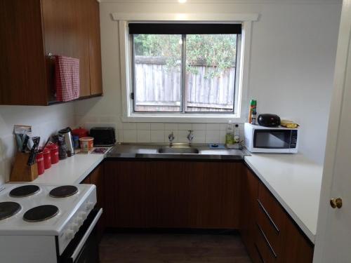 O bucătărie sau chicinetă la Waratah Waterfall Retreat Unit 3 Free Pay TV & WiFi