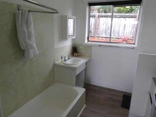 O baie la Waratah Waterfall Retreat Unit 3 Free Pay TV & WiFi