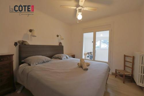 - un ours en peluche assis sur un lit dans une chambre dans l'établissement Villa Arcade, à Carry-le-Rouet