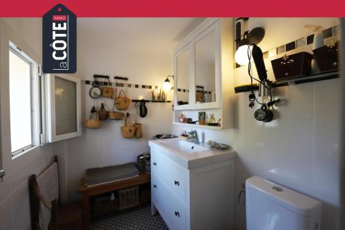 une salle de bain avec un lavabo et des toilettes dans l'établissement Villa Arcade, à Carry-le-Rouet