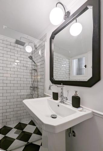 Chessboard styled 2BD apt next to Acropolis&Metro