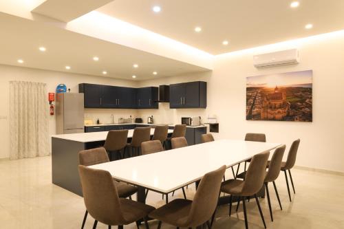 a kitchen and dining room with a table and chairs at Magnifica Holiday Home with Jacuzzi hot tub and pool in Xagħra