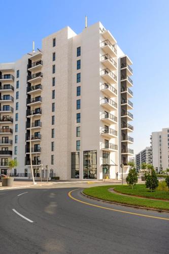 an empty street in front of two tall buildings at Prime Location 2BR Apartment with Pool & Dining Nearby in Abu Dhabi