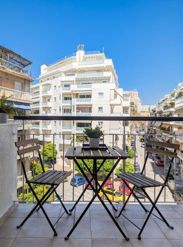Chessboard styled 2BD apt next to Acropolis&Metro