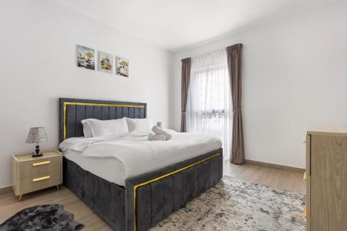 Ένα ή περισσότερα κρεβάτια σε δωμάτιο στο Prime Location 2BR Apartment with Pool & Dining Nearby