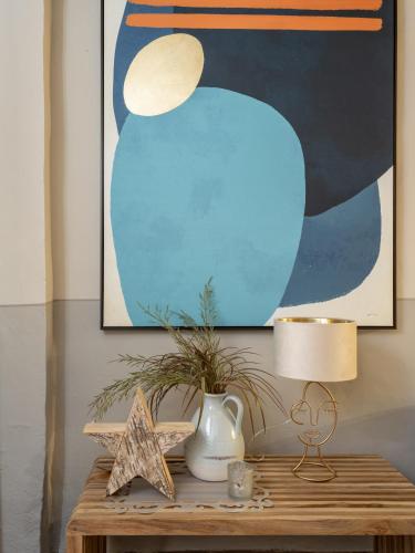 a table with a lamp and a plant and a picture at Canto degli Scali in Florence
