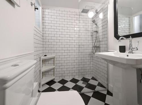 Chessboard styled 2BD apt next to Acropolis&Metro