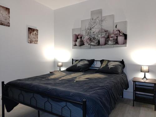 - une chambre avec un lit avec deux lampes et des plantes en pot dans l'établissement Chez Juline charmante maison de plain pied à la campagne et au calme, à Bourg-Fidèle