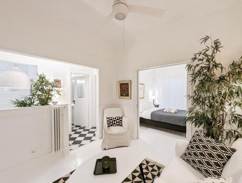 Chessboard styled 2BD apt next to Acropolis&Metro