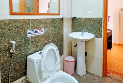 a bathroom with a toilet and a sink at RedDoorz at RHR Tourist Inn Canlaon in Kabankalan