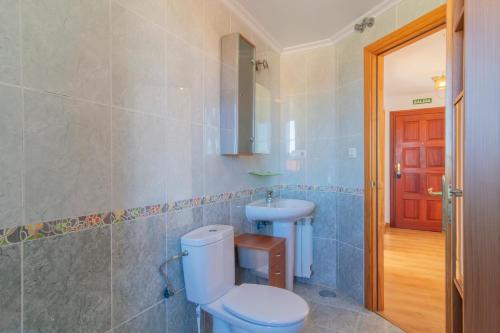 ein Badezimmer mit Toilette und Waschbecken in der Unterkunft Apartamento Holidea Mogro in Miengo