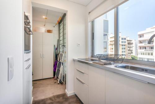 Dapur atau dapur kecil di one bedroom plus 1 extra room Nomad Dreams N6 in Cascais mountain view