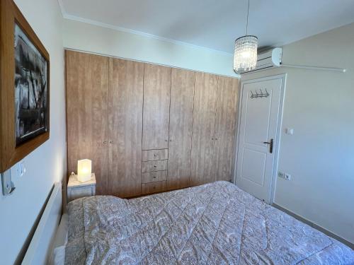 Ein Bett oder Betten in einem Zimmer der Unterkunft SereneLands Derveni