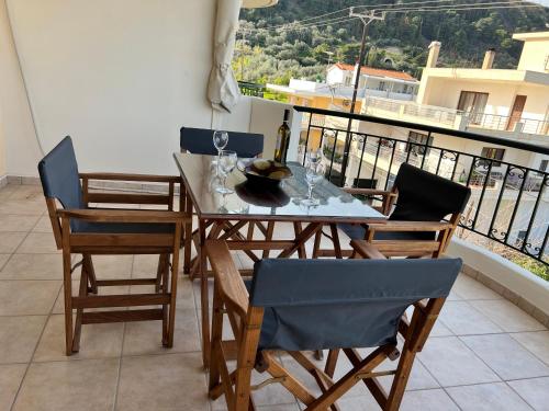 Ein Balkon oder eine Terrasse in der Unterkunft SereneLands Derveni