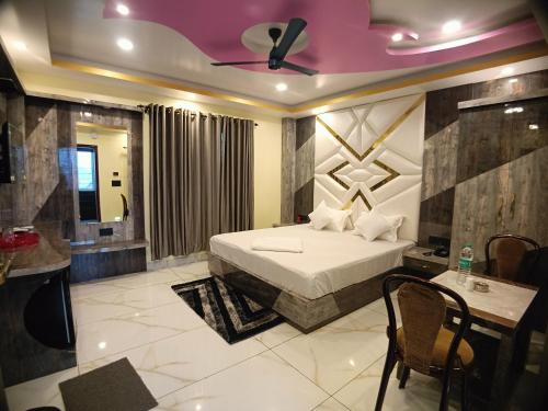 Una cama o camas en una habitación de Hotel Maniraj Inn
