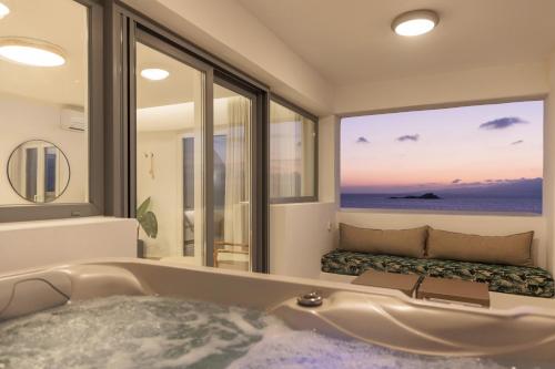 Kép Seanfinity Beachfront Suites szállásáról Mikrí Víglában a galériában