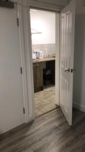 Η κουζίνα ή μικρή κουζίνα στο Lancaster Apartment