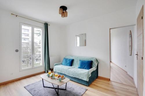 un salon avec un canapé et une table dans l'établissement Apartment Suite 33 Au Portes de PAris, à Aubervilliers