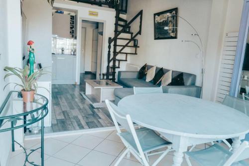 un salon avec une table et un canapé dans l'établissement Naturiste Cap d'Agde Villa Héliovillage 39, au Cap d'Agde